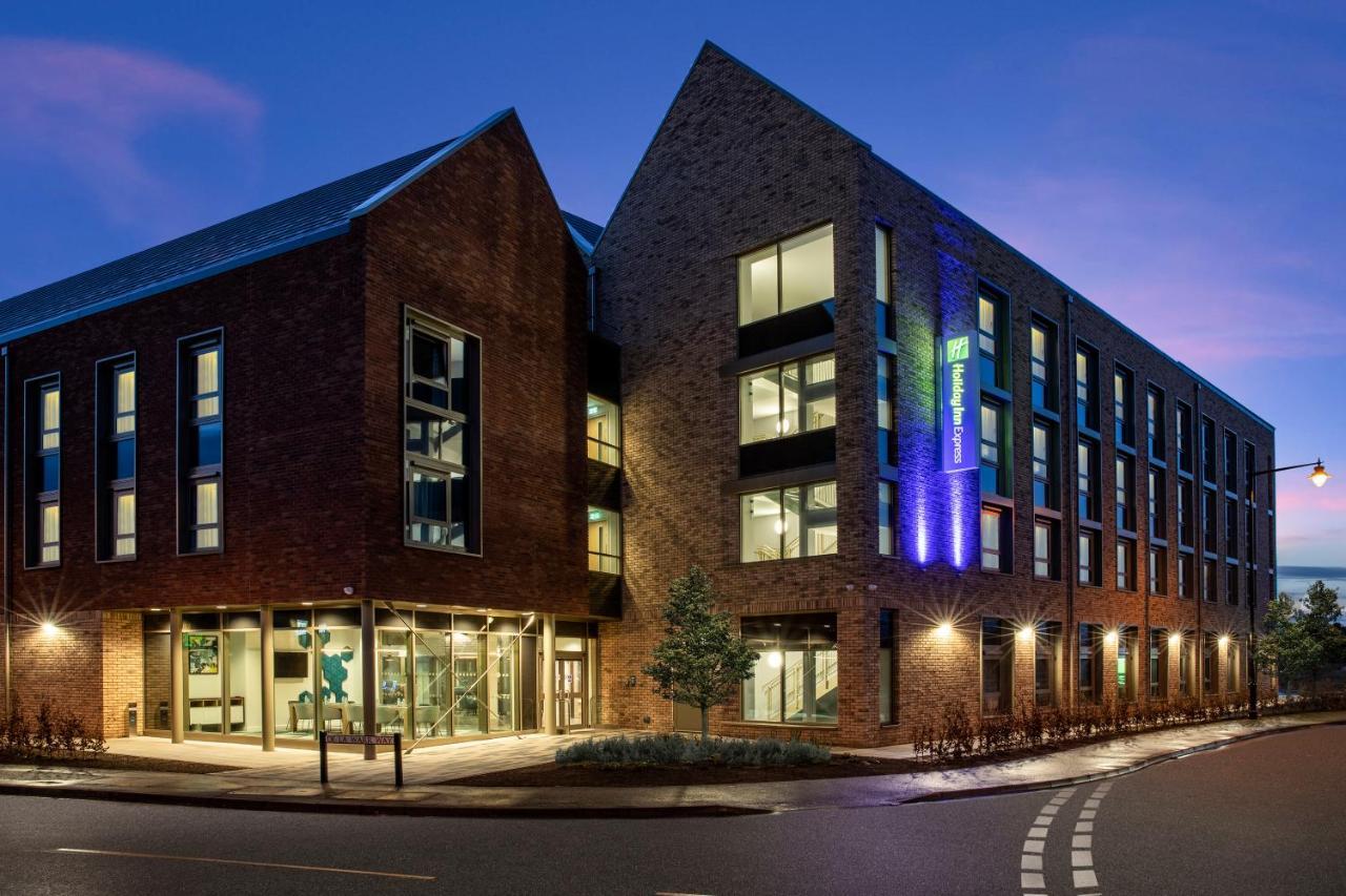 Holiday Inn Express Cambridge West - Cambourne By Ihg Eksteriør bilde