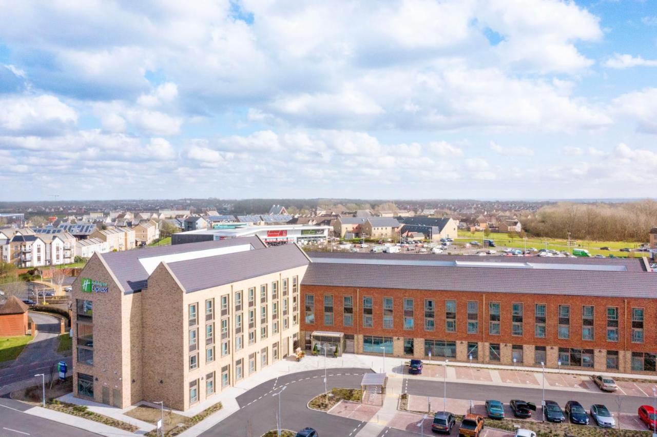 Holiday Inn Express Cambridge West - Cambourne By Ihg Eksteriør bilde